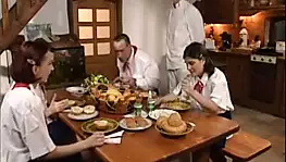 Seks Kampındaki Seksi Genç Kızları Memnun Ediyorlar