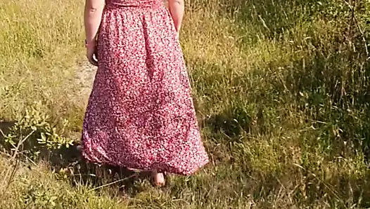 Döl seven kadın bahçede sakso çekiyor