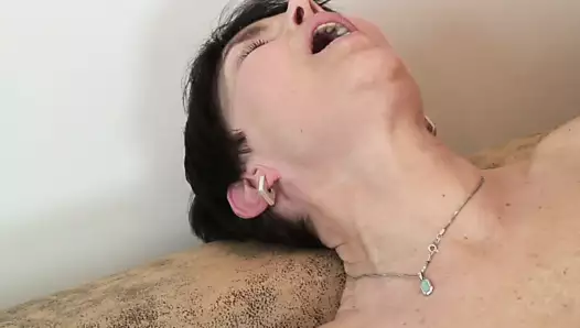 yaşlı çirkin kıllı lezbiyenler kanepede dildo paylaşmak