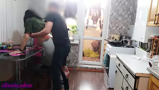 kocası gitti ve karısı en iyi arkadaşı tarafından sikildi