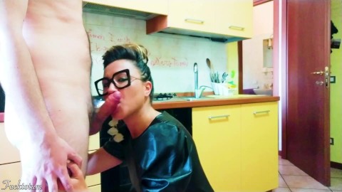 Boru francaise amatör - La fille porte des vêtements de marque, ıl les ruine avec son sperme