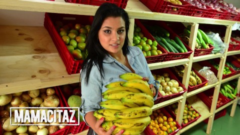 Dolgun Kalçalı Latin Yavru Manav Alışverişi Karşılığında Turist Adama Siktiriyor