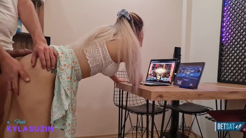 Kumarbaz yengesini yalnız yakalayınca domaltıp sikiyor