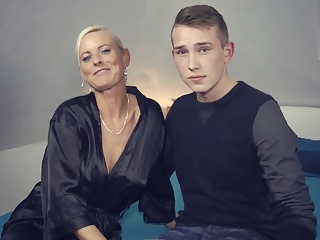 Azgın Dul İçin İki Bebek Yüzlü Genç Birden