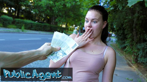 Public Agent Kiara Flow bacaklarını gösteriyor ve ardından para için sokakta sikişiyor