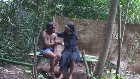 Avrupalı misyoner kölesine yeni lezbiyenliği öğretiyor