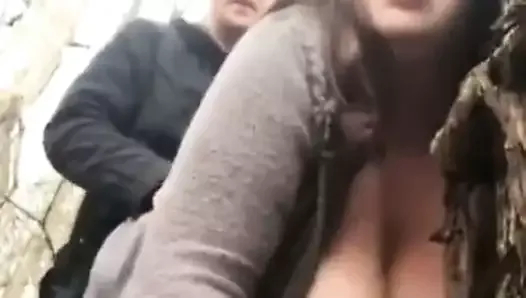 Sarkık Memeli Kız Arkadaşını Açık Alanda Sikiyor