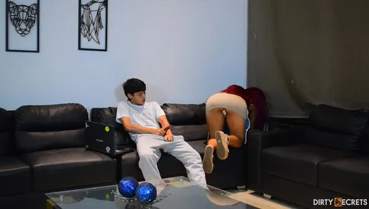 patronumun üvey oğlunu evden çıktığında sikişiyorum.