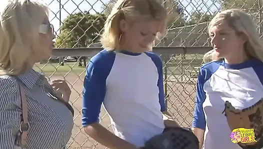 bir lezbiyen onları kıstırdığında ve attıkça büyük meme uçları çok sertleşir