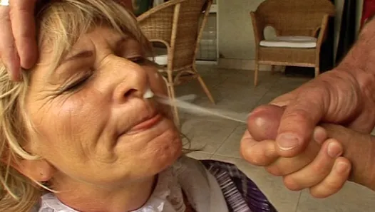 büyük memeli büyükanne genç yarrak baştan çıkarıyor