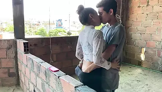 küçük üvey kardeşim yaz kampından geliyor ve onu en iyi sikişimle selamlıyorum