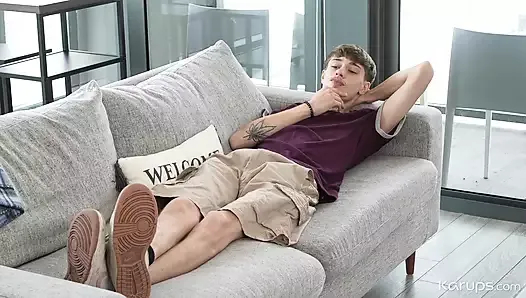 ateşli sarışın genç sonunda üvey kardeşinin büyük yarrakunu sikmekten orgazm oluyor