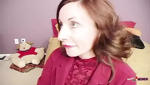 çoraplı olgun bir kadın bir adamı baştan çıkarır ve amını parmaklamasını ister