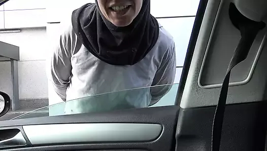 sapık alman başörtülü Suriyeli bir mülteciyi arabasına alıyor