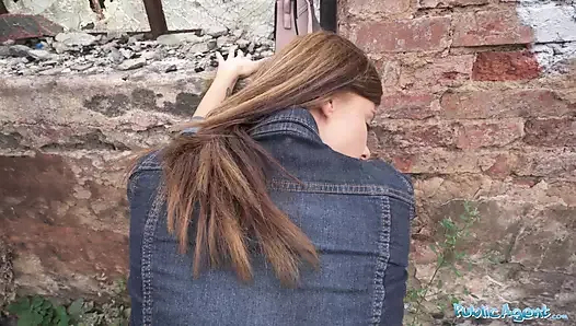 Ajans sahibi, açık alanda muhteşem götlü kızı ünlü yapıyor