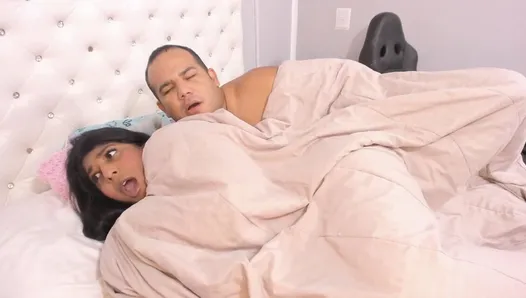 çok üşüyorum ve gök gürültüsünden korkuyorum üvey kardeşim, gel sarıl bana ve bana ateşlilık ver!