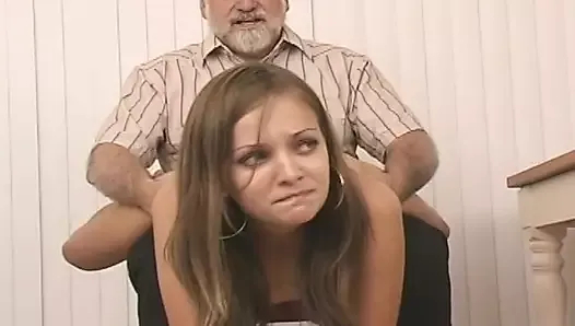 Utangaç esmer yavru para için kendini ihtiyar adama kullandırıyor