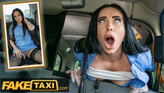 üniformalı sahte taksi seksi hemşire şoföre toplantıdan önce sakso çeker ve sikişir