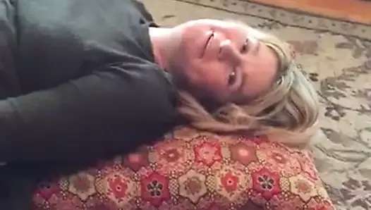 kocası ve arkadaşı tarafından gerçek karısı sikildi.