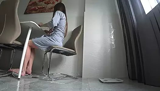 bir ilişkide aldatmak. karısı kocası işteyken bir arkadaşını sikişir...