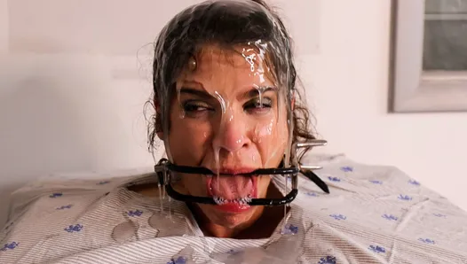 masanın üzerinde sadece bir kafa