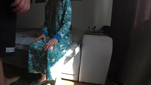 karısı kocasını evde kanepede en iyi arkadaşıyla aldatıyor.gerçekten sadakatsiz