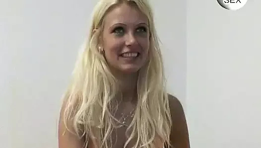 güzel Alman sarışın Başlarken bir ziyaret itibaren ona ateşli komşu