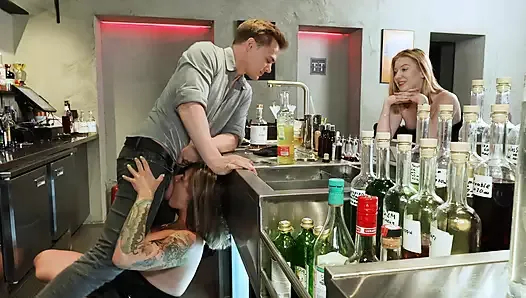 içkiler evde mi? barmen fena onun büyük yarrak ücretsiz içecekler için emdi