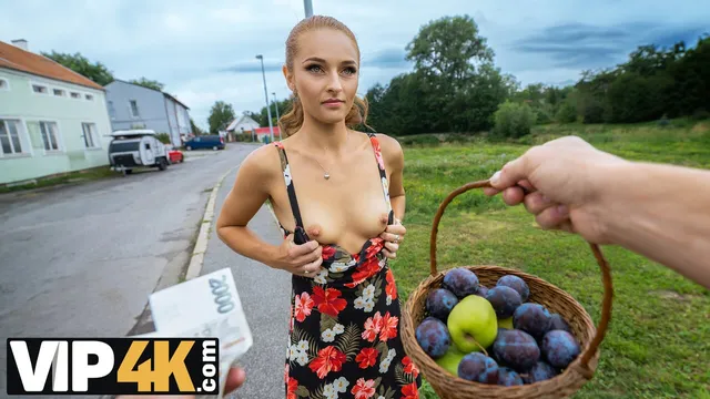 vıp4k. kırmızı başlıklı kız erkek arkadaşının arabasında onu amcık göstermek için seviyor