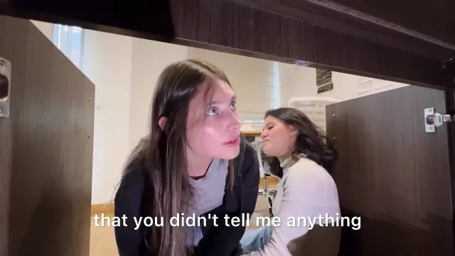 hizmetçimin bu kadar ateşli olduğunu fark etmemiştim, çalışma odasını temizlemek için eğildi.