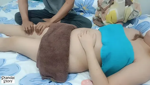 Yorgun güzel bir üvey anneye masaj yapmak