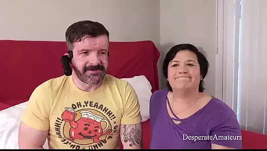 Umutsuz Amatörler ateşli anneler büyük göğüslerini ve sıkı amlarını oynuyorlar.