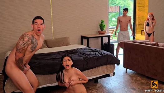 BİZ BARBEKÜDEYKEN ERKEK ARKADAŞIMA SADAKATSİZİM VE O BENİ YAKALIYOR