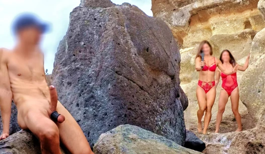 İki muhteşem vücutlu kız için arabada penis flash teşhircilik