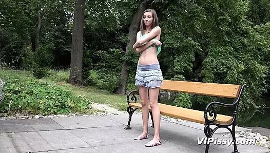 Esmer genç Ria hill fena batırılmış içinde işemek süre emiyor ve kahrolası sırasında sapıkça anal seks oturum