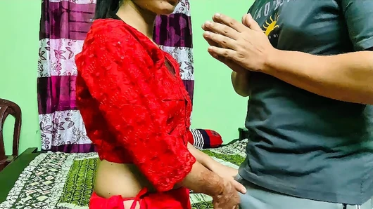 Metresi genç arzularını bir hizmetçinin yardımıyla tatmin etti