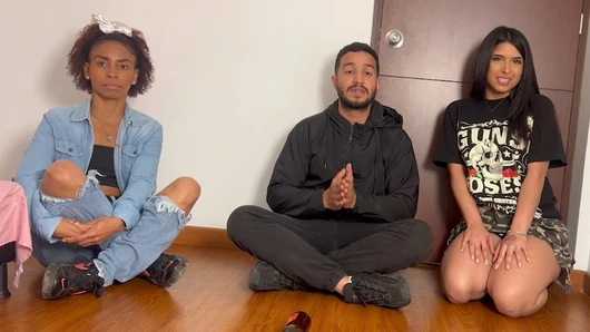 Striptiz yapan yeni bir oyuncu üçlüsü Şişeyi Döndür oyunu