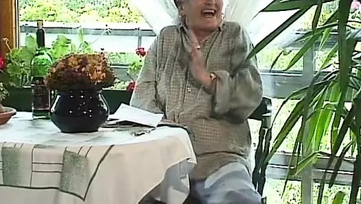 Azgın Alman Büyükanne Fetiş açık havada