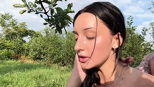 Turist Kız Rastgele bir yabancıyla ormanda unutulmaz bir seks deneyimi yaşıyor