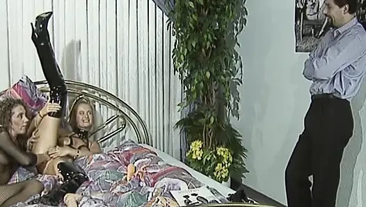 Çekici Alman sluts paylaşım dildo ve çük içinde ateşli üçlü