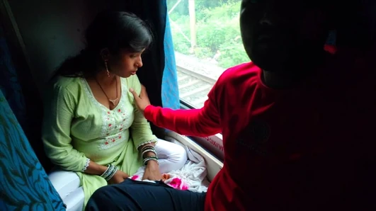 Village desi bhabhi sex - Bilinmeyen bir adam geldi ve Bhabhi'nin koltuğuna oturdu ve sexi anının tadını çıkardı - hintçe'de köpek stili bhabhi seks filmleri.