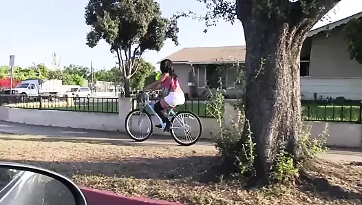 Sıcak genç esmer, seksi vücuduna büyük bir horoz alıyor