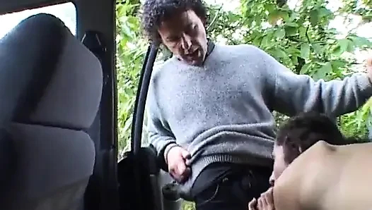 Güzel bir İtalyan genç kız ve oyuncaklı bir olgun ve başka bir erkek çocuk için ilk anal