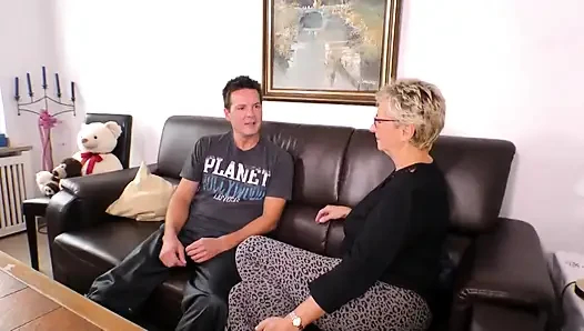 İşten sonra genç bir horoz için aç olan yorgun gilf