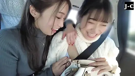 İki Kadın Islak Öpücükler ve Yasak Arzularla Cüretkar Bir Buluşma Paylaşıyor -