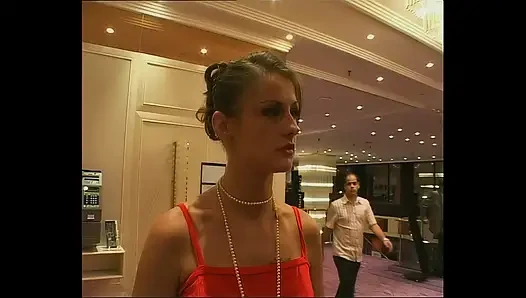 Sıcak Hatunlar Her İki Delikte Büyük Penislerle Sikişme Partisi ve Boşalma Filminin Tadını Çıkarıyor