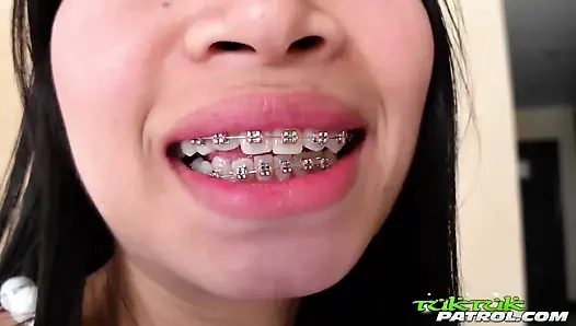 Küçük göğüslü Taylandlı genç kız büyük beyaz horoz tarafından gerildi