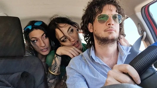 İki lezbiyen otostopçuyu aldım. İkisi de zorluydu ama en azından penisimin tadına baktılar - ÇİFT FELSEFE - AYAKTA SİKİŞ