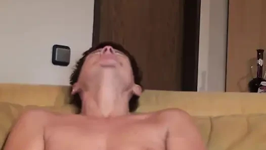 Kızıl saçlı Alman fahişe solo sahnede mastürbasyon yapıyor