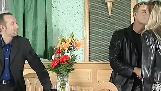 En ateşli konuklarla dolu bir otel.